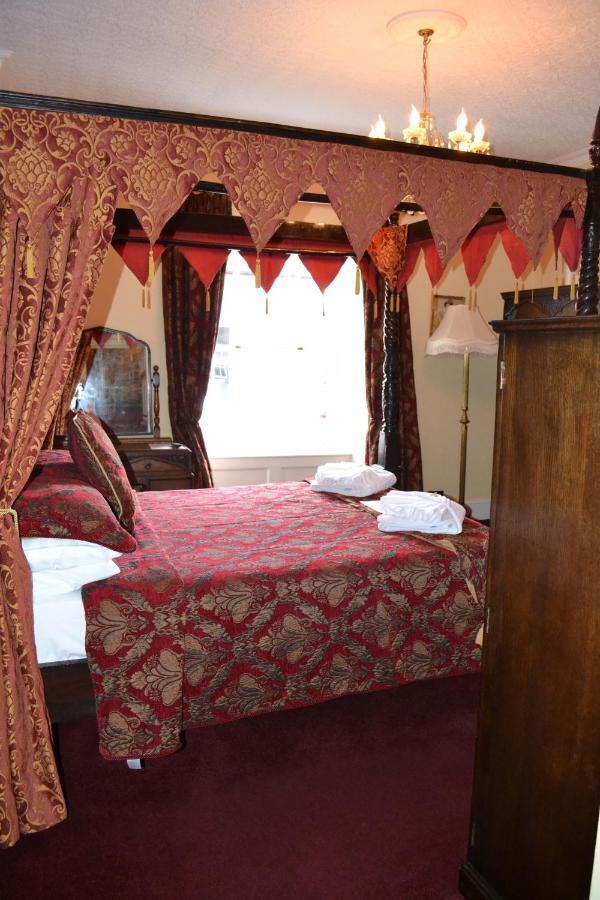 The Red Lion 3*