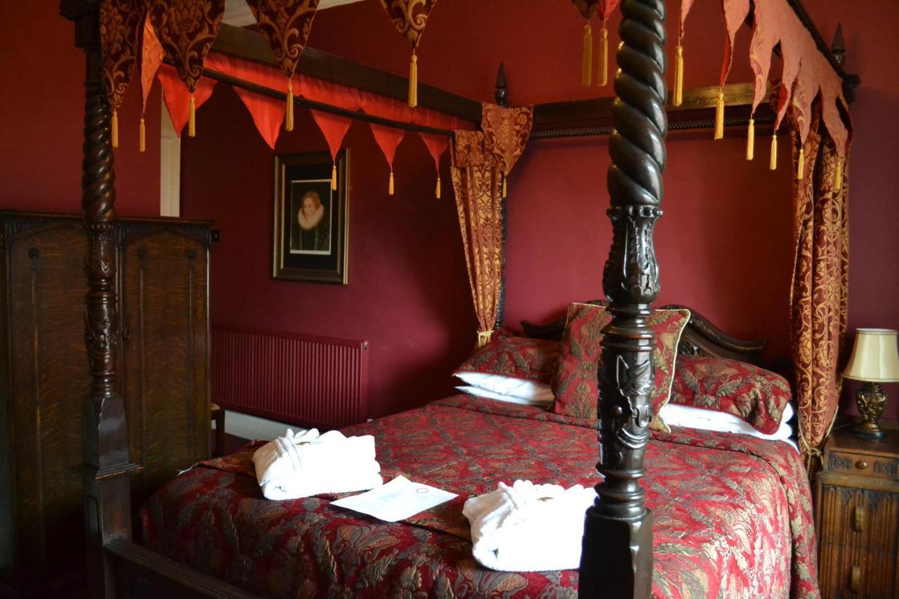 The Red Lion 3*